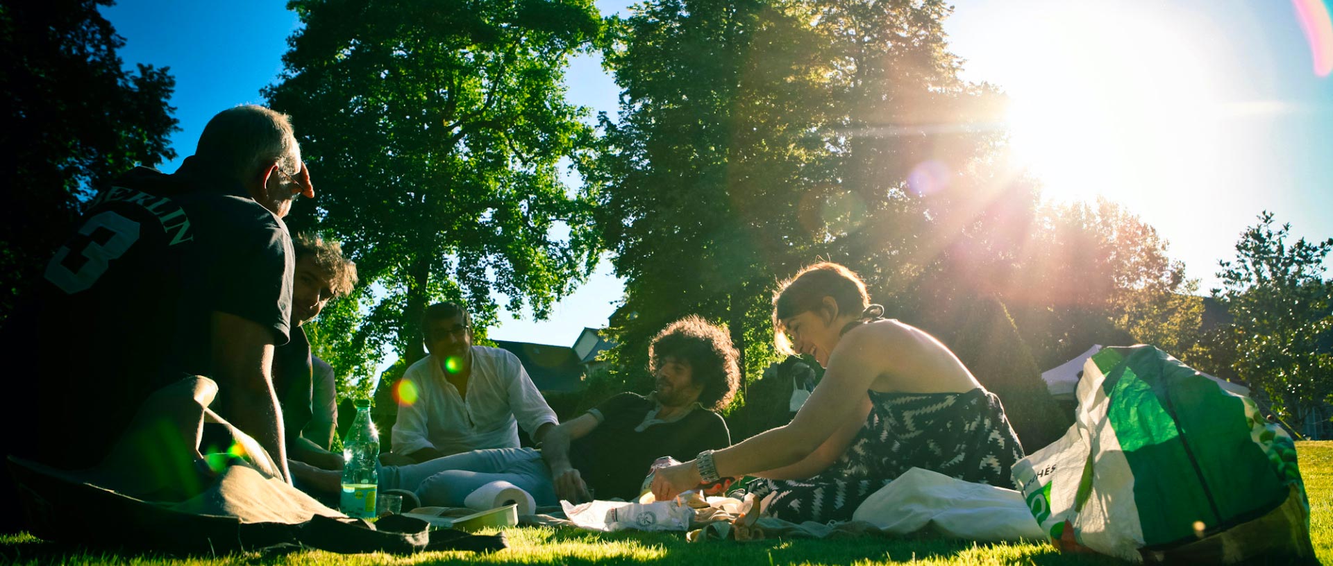 groupe d'amis assis sur l'herbe